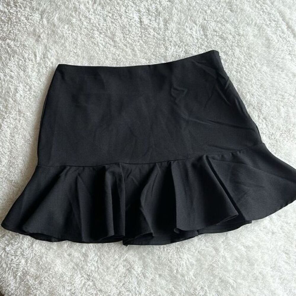 Black Ruffle lined Mini‎ peplum Skirt size small